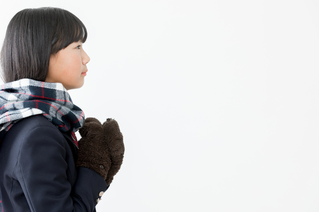 マフラーを着けた女学生